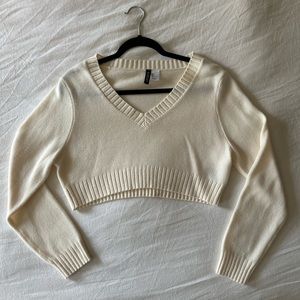 H&M supper cropped sweater size L.